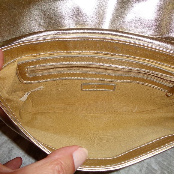 💗 3/$25 Gold crossbody bag - Picture 3 of 5